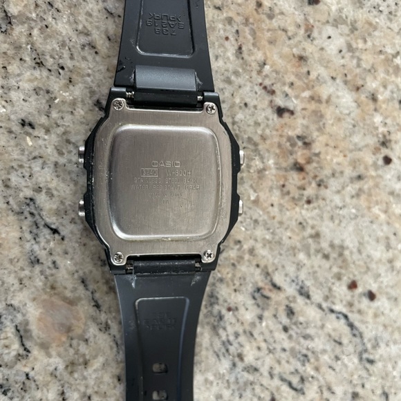 CASIO Illuminator W-800H Alarm Quartz Digital Men's Watch New Battery - Picture 2 of 2